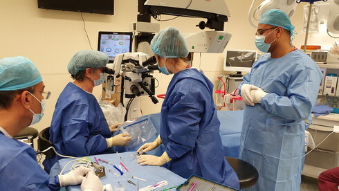 צוות הרופאים במהלך הניתוח בהלל יפה