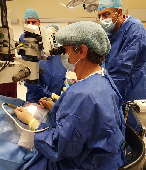 ד"ר טיאוסנו מבצעת את הניתוח בהלל יפה