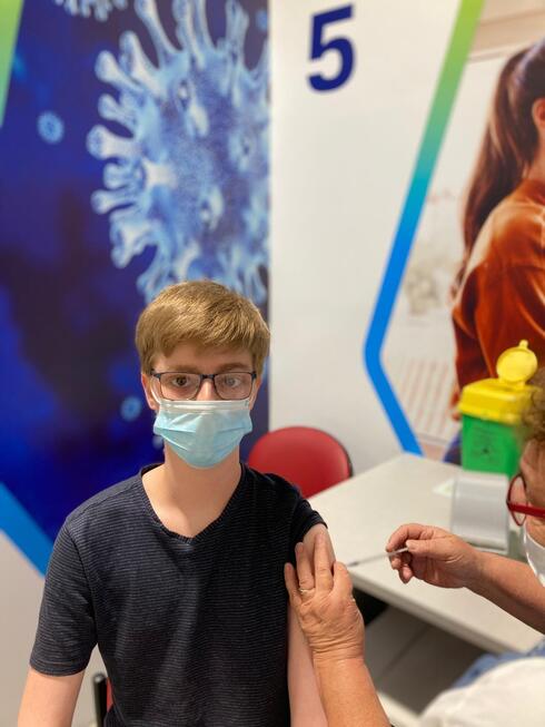 נועם זאבי בן ה-14 מתחסן במתחם החיסונים של כללית בחדרה