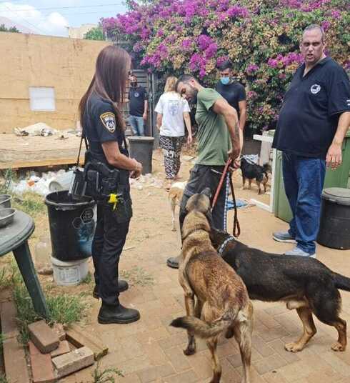 שוטרי יחידת הפיצו"ח עם הכלבים