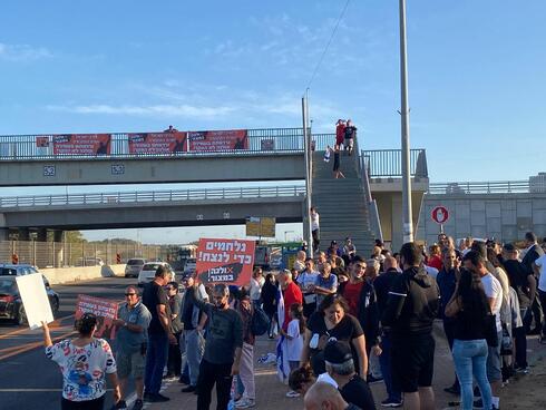 הפגנת תושבי גבעת אולגה נגד סגירת הגישה לתחנת הדלק