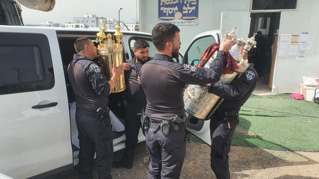 השוטרים מפנים את תכולת בית הכנסת