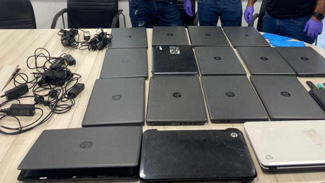 מחשבים שנתפסו בפשיטת המשטרה