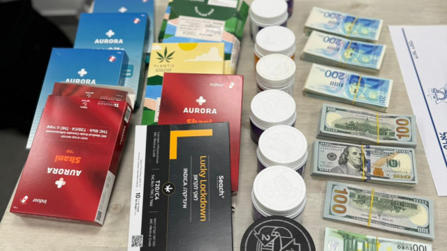 כסף וסמים שמצאו השוטרים בחיפוש