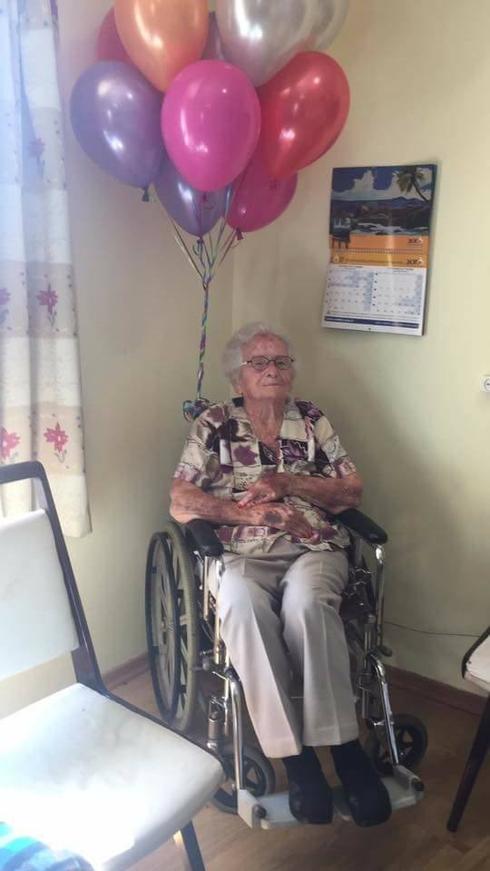 שפרה לוי ביום הולדתה ה-100 (צילום באדיבות המשפחה)
