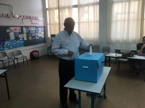 המועמד לראשות העיר איקי צור הגיע להצביע כבר בפתיחת הקלפיות | צילום: אריאל נוי