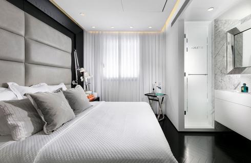 חדר השינה בסגנון מלון בוטיק. צילום: אלעד גונן
