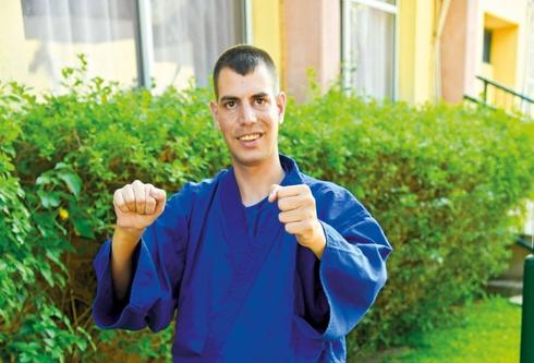 החגורה השחורה של שי מחדרה: סובל משיתוק מוחין אבל לא מוותר ...